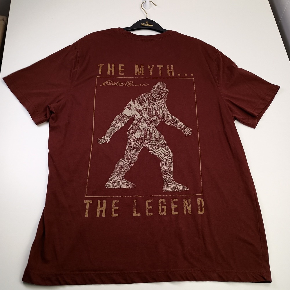 Eddie Bauer Men's Maroon Short-Sleeve Graphic Tee with Gold Print